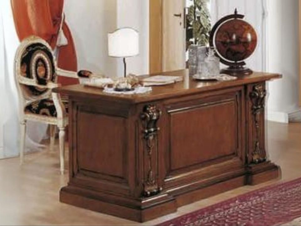 Classic manager desk wooden